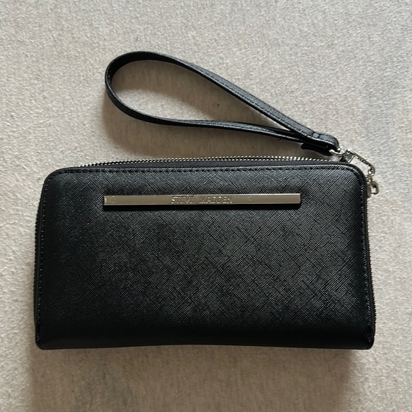 Steve Madden | Bags | Steve Madden Zip Around Wrist Wallet In Black Os